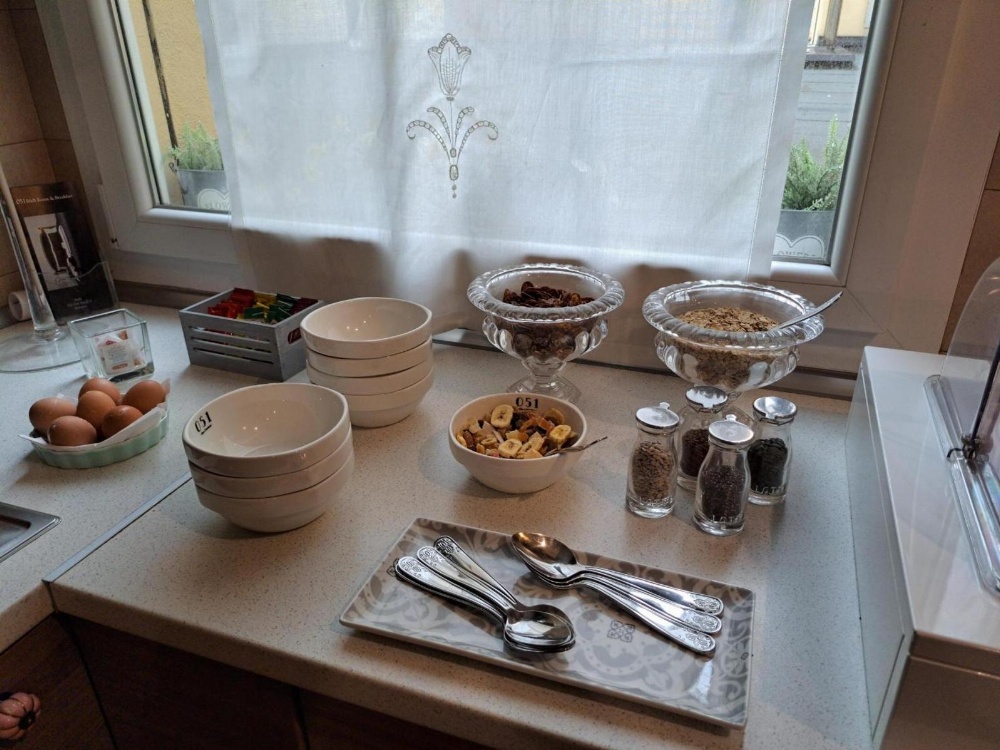 051 Room & Breakfast Main image