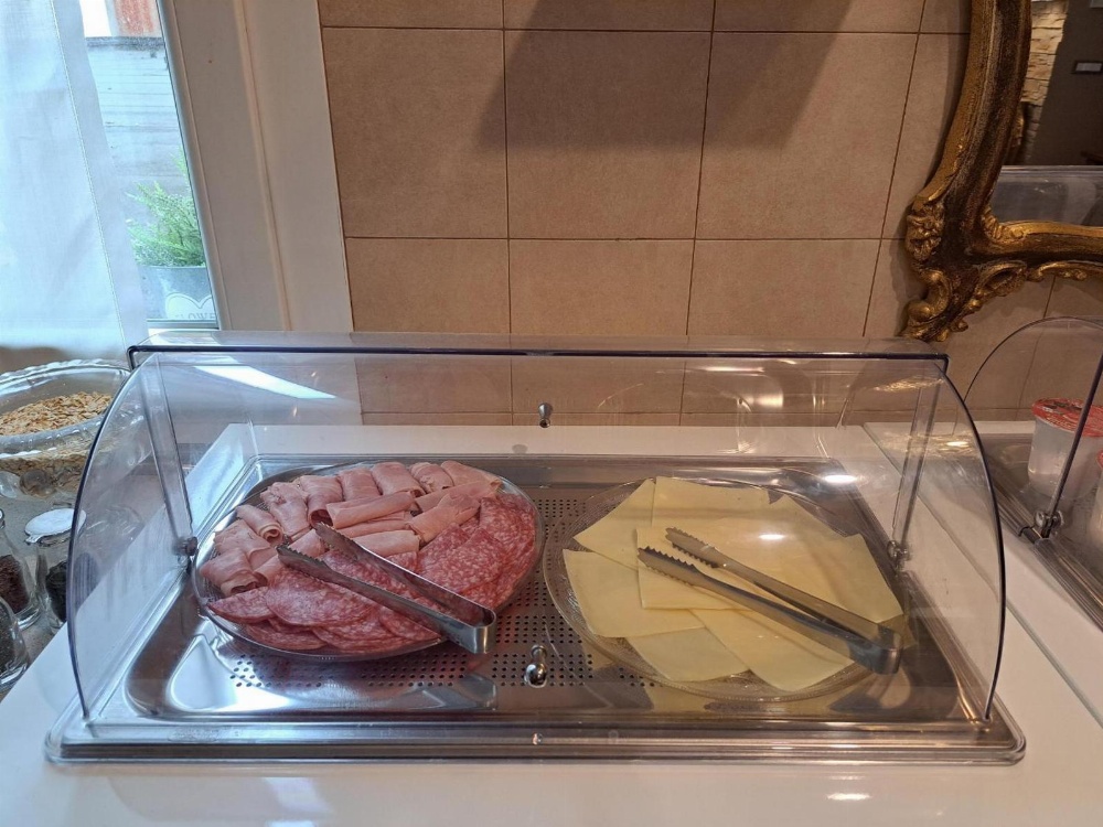 051 Room & Breakfast