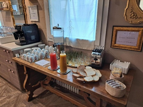 051 Room & Breakfast image 40